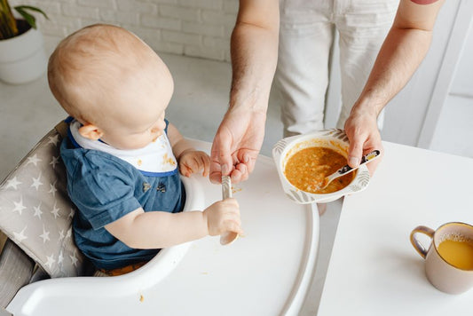 Bébé qui mange des morceaux fondants
