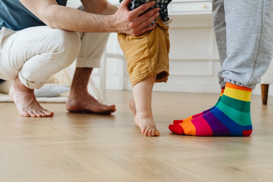 Bébé qui fait ses premiers pas seul