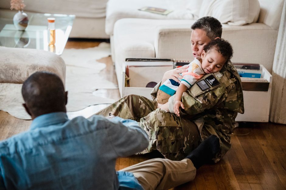 Enfant qui fait son premier « non » et son parent