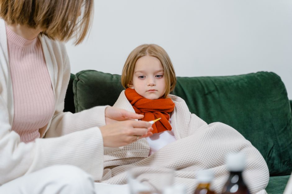 Bébé malade en hiver blotti contre sa mère