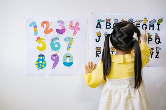 Enfant apprenant lettres et chiffres