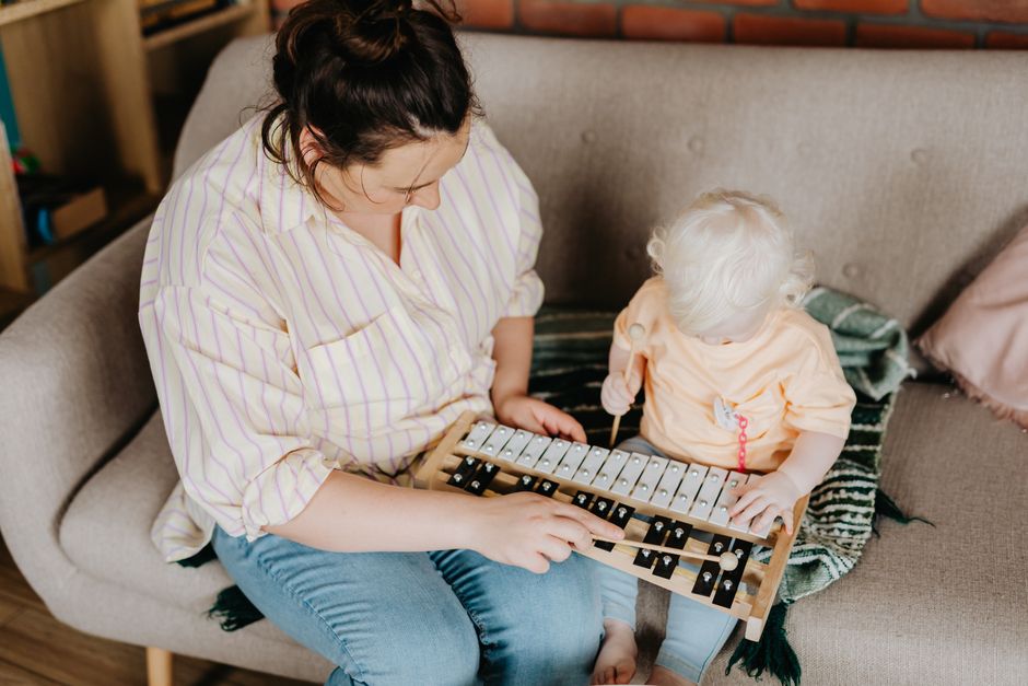 Bébé qui joue de la musique