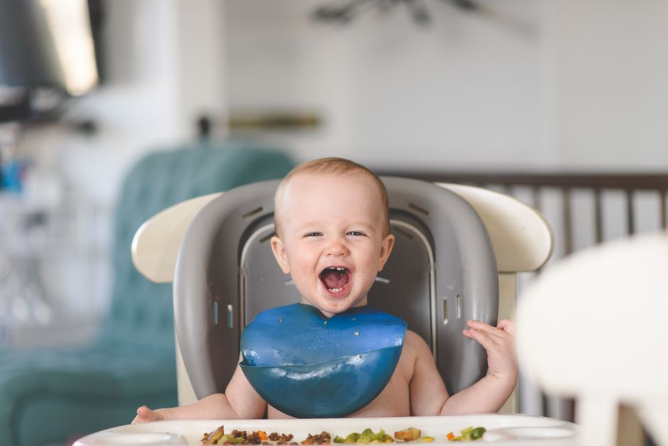 Bébé heureux après un repas