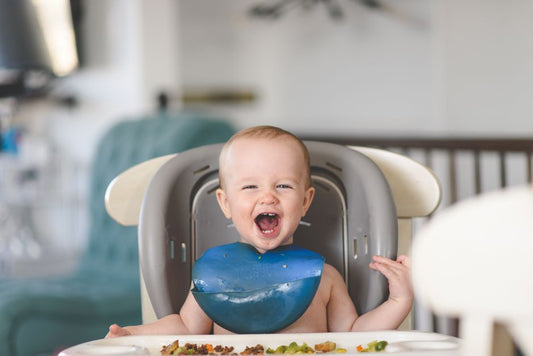 Bébé heureux après un repas