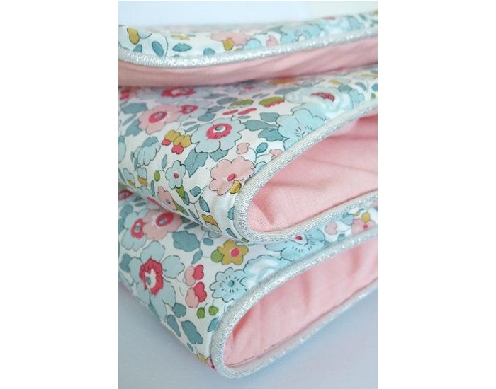 LES P'TITES MERVEILLES DE BERENICE Couverture B�b� en Liberty Betsy Porcelaine Chambray corail