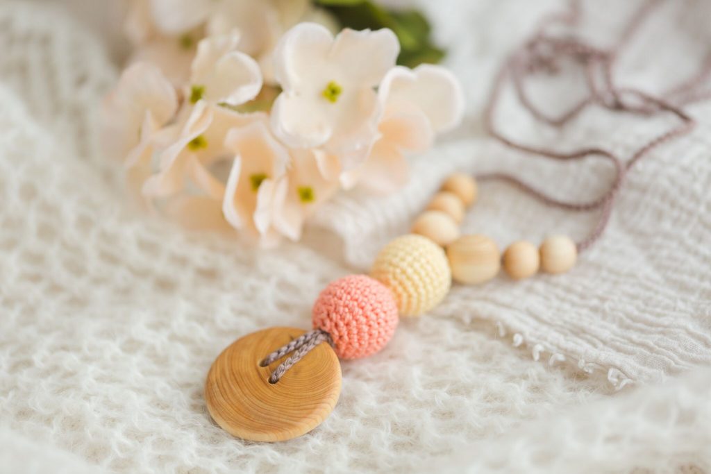 KANGAROOCARE Collier d'Allaitement et de Portage - Peach and Light Yellow