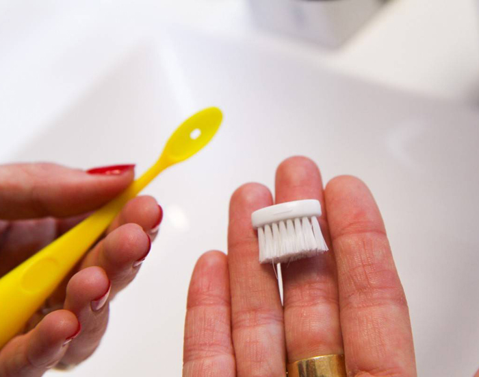 CALIQUO Brosse  Dent en Bioplastique Rechargeable Enfant Jaune (2)