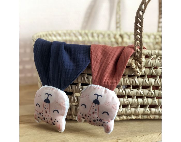 CAROTTE & CIE Doudou Panthre en Double Gaze - Bleu Marine (2)