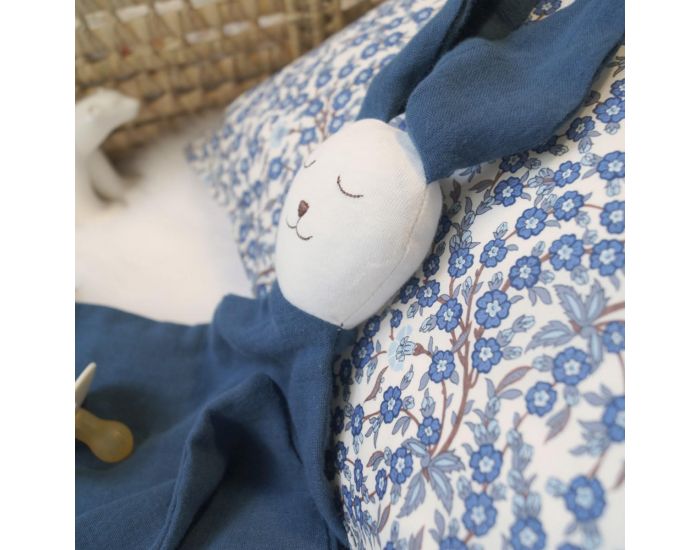 LUCIOLE ET CIE Doudou Lapin en Gaze de Coton Biologique - Bleu Profond (1)
