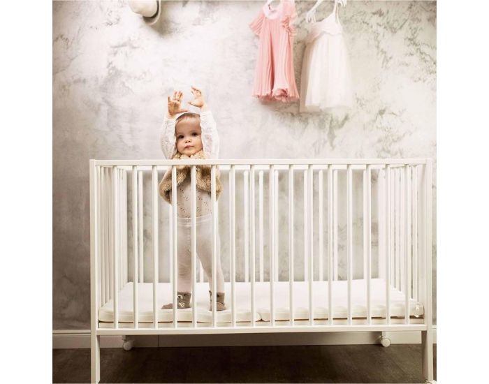 TISSI Lit pour Enfant - � Barreaux Pliable - 60x120 cm - avec Matelas - Bois Naturel (1)